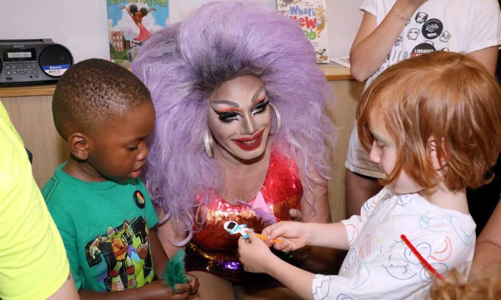 Νέα Υόρκη: Πλήρωσε 200.000 δολάρια σε Drag Queens για να διαβάζουν παραμύθια σε παιδιά στα δημόσια σχολεία